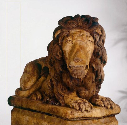 Grand Lion Statue Facing Right Garden Statue Concrete Art