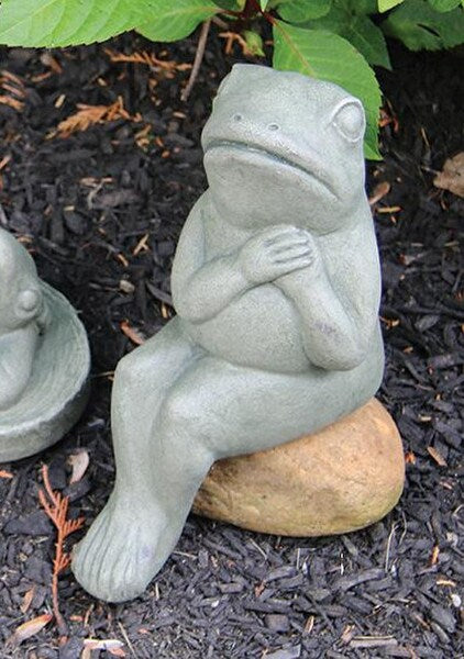 Sitting Prince Frog Wants a Kiss Statue falling in love with her princess