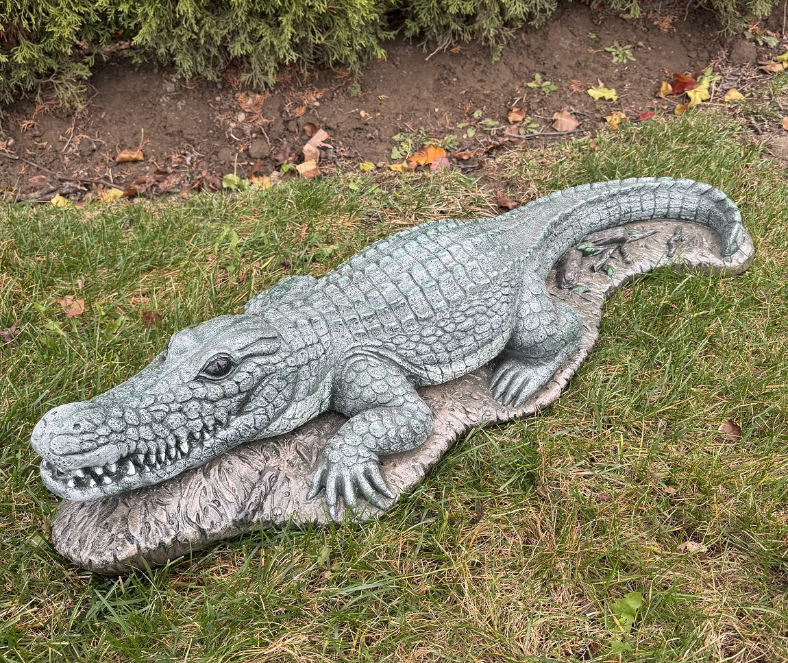 Alligator Crocodile Garden Statue piped fountain made of Cement large Sculpture spouts water