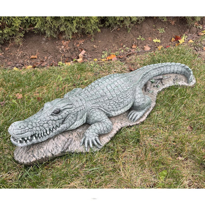 Alligator Crocodile Garden Statue piped fountain made of Cement