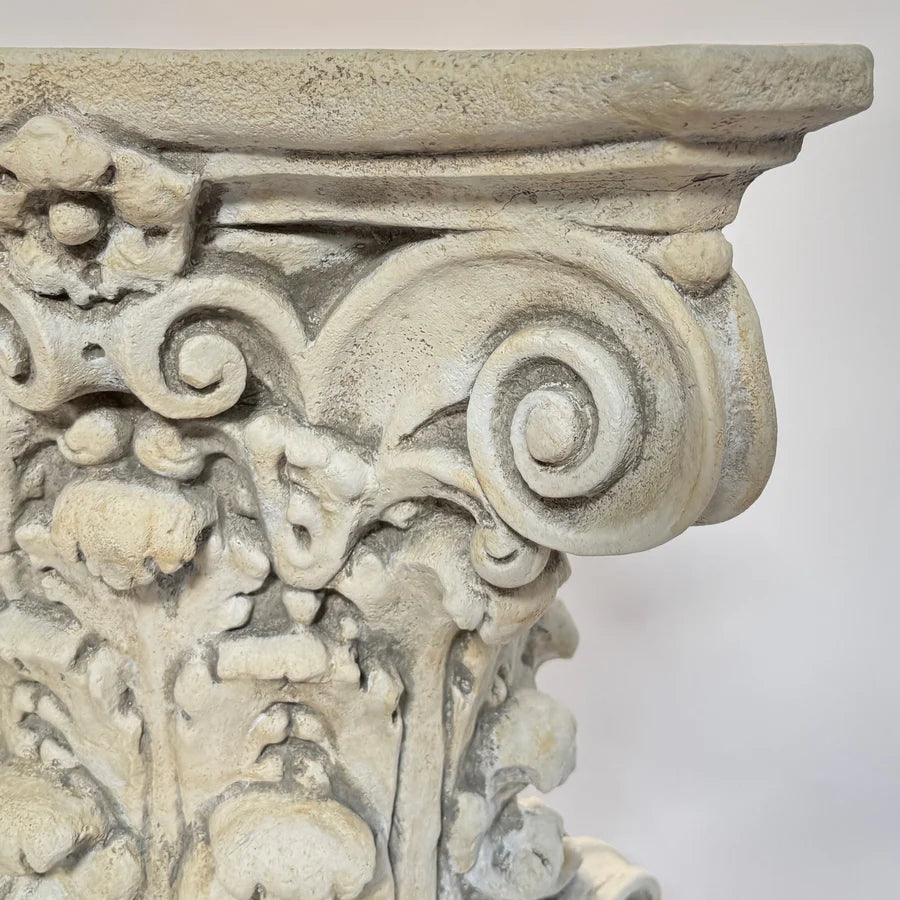 Double-sided Corinthian column with acanthus capitals close up of details corner
