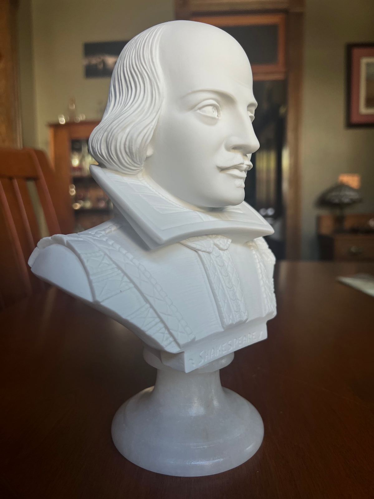 Elegant white alabaster William Shakespeare sculpture imported from Egregia Workshop in Italy.