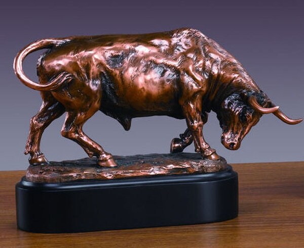 Bull Sculpture Ready to Charge Statue