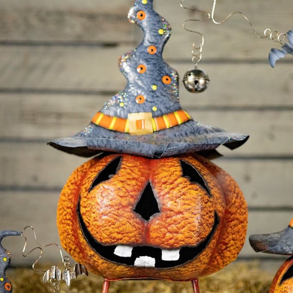 Jack-O-Lanterns Pumpkin Halloween Statues close up of face