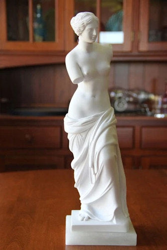 Italian Venus de Milo sculpture by Master A Giannelli reproduction mounted on solid alabaster base