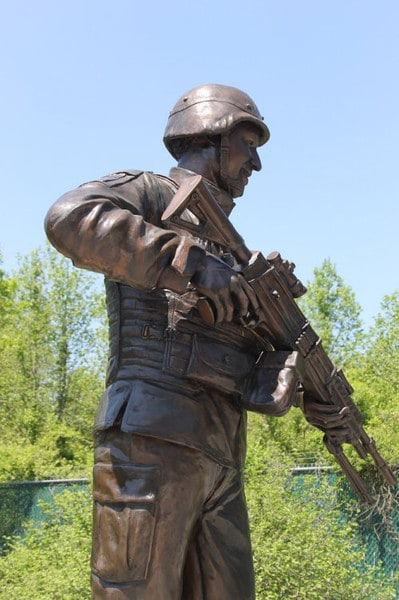 Military Soldier War Memorial Statue Life-Size Bronze Gun Sculpture
