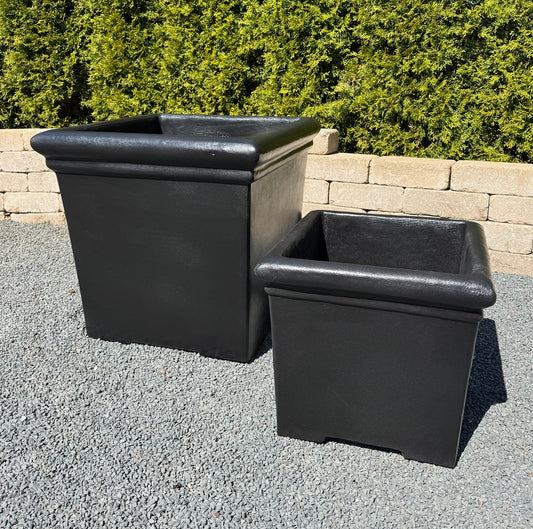 coordinated garden or entrance display with this Large and Medium Square Planter Set